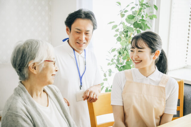 【グループホームの仕事内容】未経験でも大丈夫？認知症ケアのリアルな大変さと、家庭的な少人数ケアならではのやりがい徹底解説