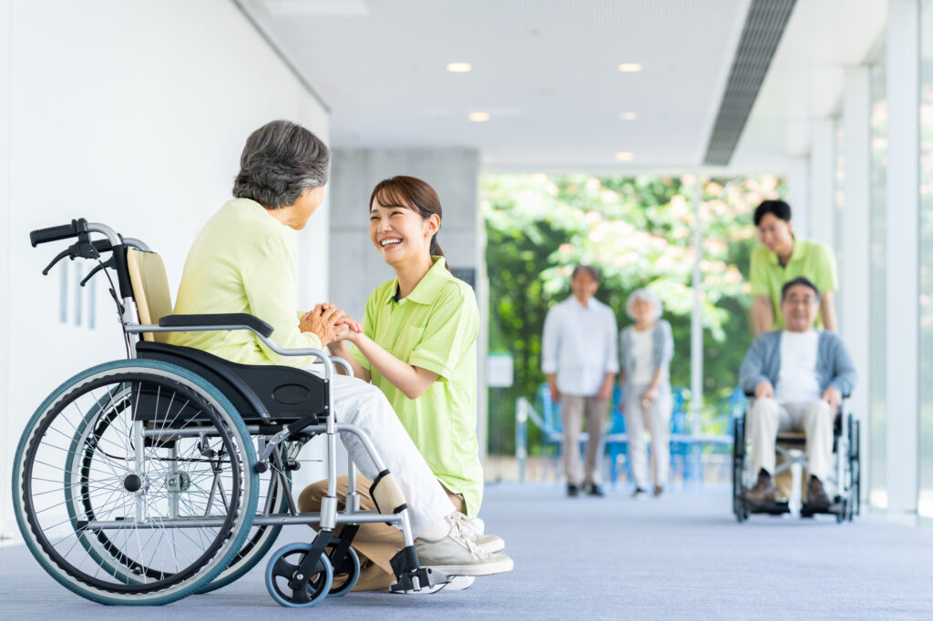 【有料老人ホームで働くメリット】介護付きと住宅型での働き方の違いから給料事情、理想の職場を自分で手に入れる完全マッチングガイド